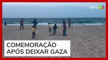 Crianças brasileiras e palestinas brincam em uma praia no Egito após deixar Gaza