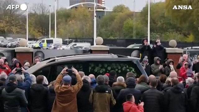 Migliaia in strada a Manchester per l'ultimo saluto a Bobby Charlton