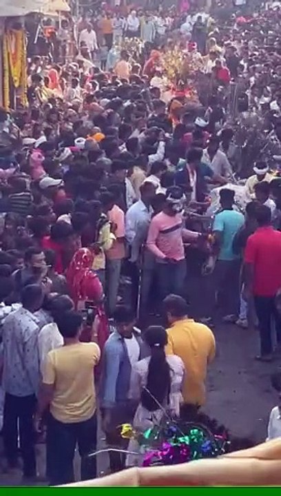 गोवर्धन पर्वत के अंश के रूप में गोबर पर लेटे, ग...
