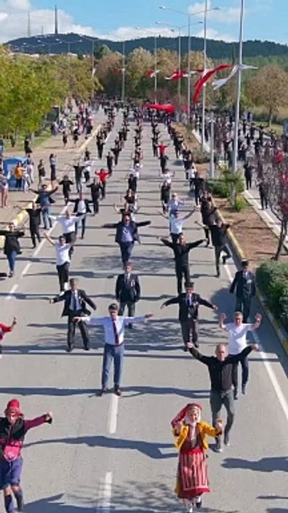 Çanakkale 18 Mart Üniversitesi öğrencileri ile birlikte 2023 katılımcının gerçekleştirdiği zeybek gösterisi 