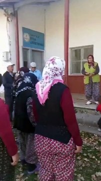 Tokat Zile Çiftlik Köyü sakinleri köyde çocuk olmadığı için 100. yılı çocukluklarında ezberledikleri şiirleri sırayla çıkıp okuyarak kutlamışlar.