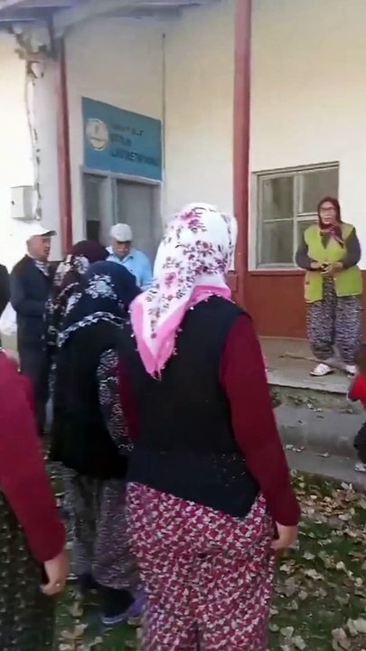 Tokat Zile Çiftlik Köyü sakinleri köyde çocuk olmadığı için 100. yılı çocukluklarında ezberledikleri şiirleri sırayla çıkıp okuyarak kutlamışlar.