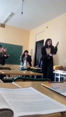 Öğrencilerin öğretmenlerine yaptıkları ilginç doğum günü sürprizi 