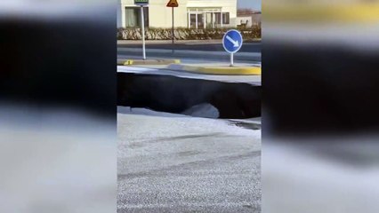 İzlanda'da sismik hareketlilik devam ediyor: Birçok yolda yarık oluştu