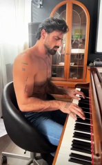 Michelle morrorne Play piano