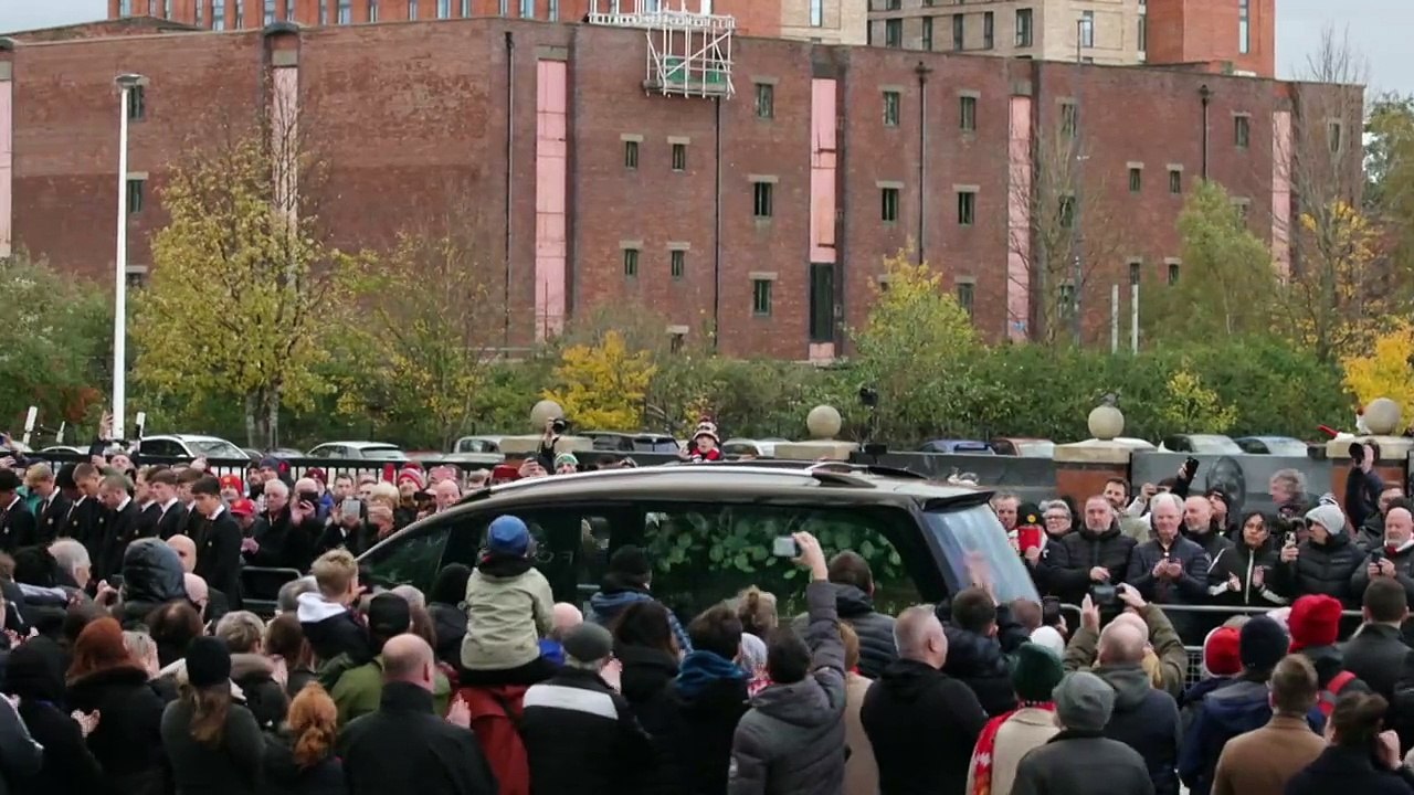 Milhares de pessoas acompanham funeral de Bobby Charlton pelas ruas de Manchester