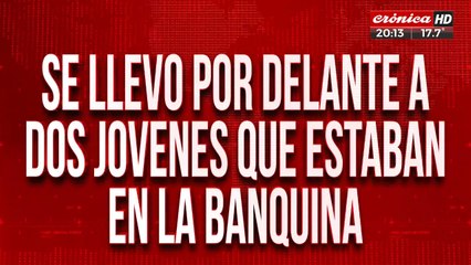 Locura total arriba de una moto: grave accidente haciendo la "plancha" en plena ruta