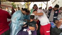 Gazze'de yaralılar hastane bahçesinde tedavi ediliyor