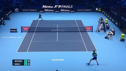 Descargar video: Medvedev beats Rublev in ATP Finals opener