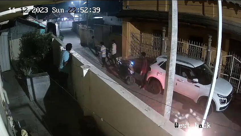 போதை அதிகமானா மூஞ்சி மேலயாடா பட்டாசு போடுவீங்க? ஆசாமிகளின் அட்டூழியத்தால் மக்கள் அச்சம்