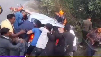 महिला भी लूट रही शराब! कार का हुआ एक्सीडेंट, मदद के बजाय लोग लूटने लगे शराब की बोतल