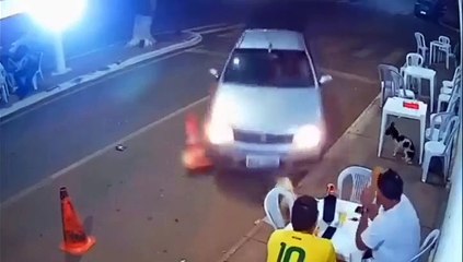 Mujer atropelló a su novio por salir a tomar cerveza con un amigo