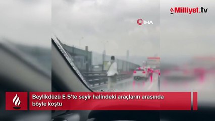 Beylikdüzü E-5’te seyir halindeki araçların arasında böyle koştu