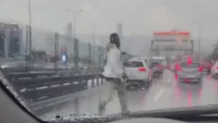 Beylikdüzü E-5’te seyir halindeki araçların arasında koştu