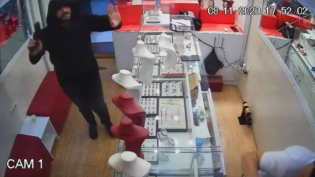 Adana'da soyguncu, kuyumcuyu korkutmak isterken kendini vurdu