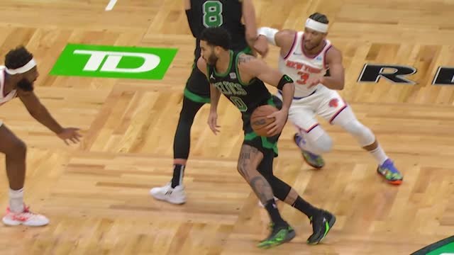 Tatum weaves through defense, finishes with slam