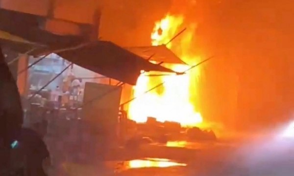 Hà Nội: Khu chợ cháy lớn trong đêm, nhiều ki ốt bị thiêu rụi