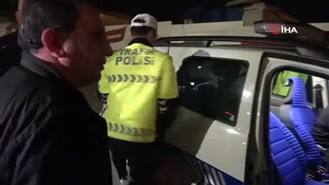 Alkollü yakalandı, polis ekiplerine iş öğretmeye kalktı