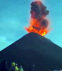 Erupção do vulcão Etna iluminou (de novo) o céu na Sicília