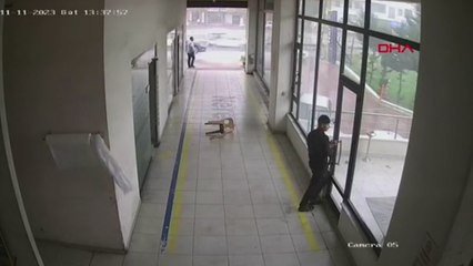 Küçükçekmece'de fırtına camı çerçeveyi indirdi, çalışanı böyle savurdu