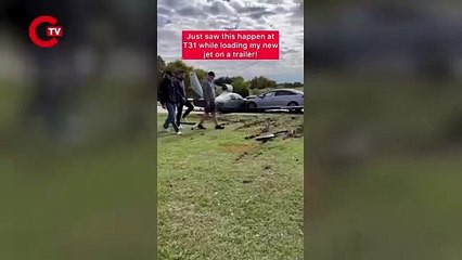 Uçak, otomobile çarptı