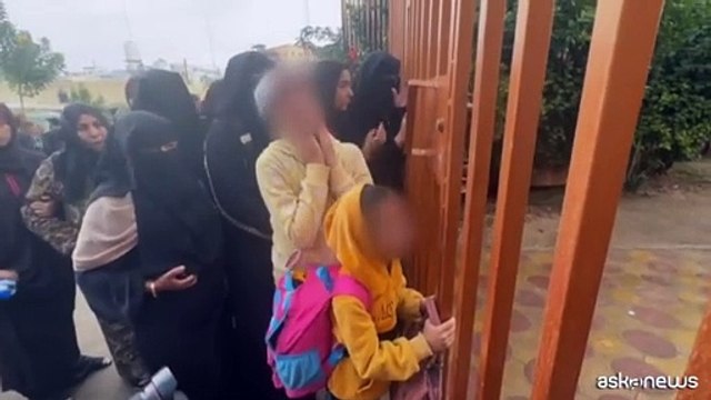 La preghiera davanti ai corpi delle vittime dei raid israeliani