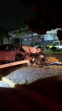 #Preliminar Destrozada fue como quedó una camioneta Mazda de reciente modelo, tras un aparatoso choque sobre avenida Vallarta, a la altura de la colonia Ciudad Granja de Zapopan #GuardiaNocturna