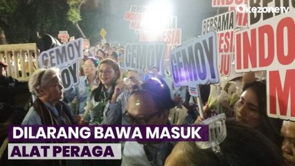 Sejumlah Relawan Sampaikan Protes Dilarang Bawa Masuk Alat Peraga ke KPU