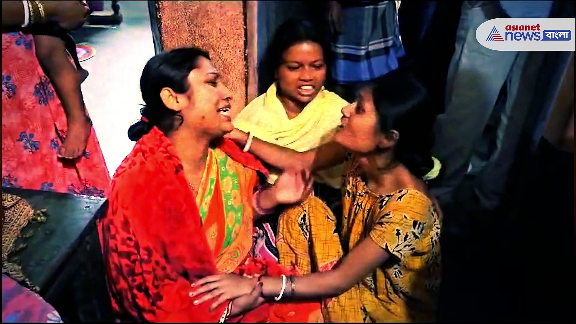 দুর্গাপুর : খোলা আলমারি, রাস্তায় ছড়ানো রয়েছে টাকা, কুয়োয় হাড়হিম করা দৃশ্য!