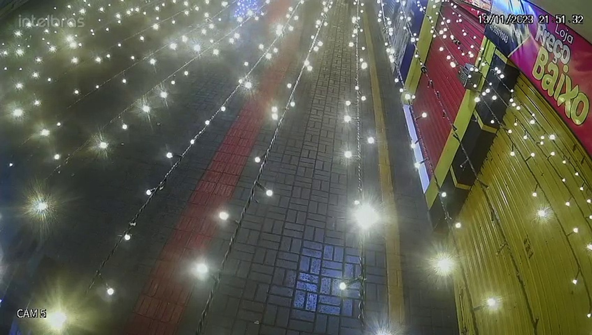 Câmera registra jovens vandalizando decoração no camelô da Avenida Carlos Gomes