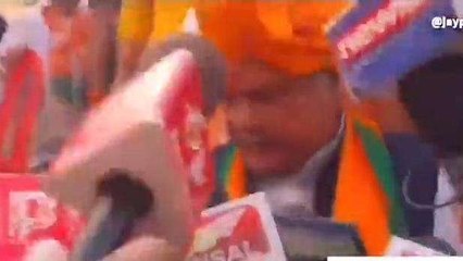 ग्वालियर: बेटे के वायरल वीडियो पर चुप्पी, जवाब दिए बिना भागते नजर आए नरेंद्र सिंह तोमर