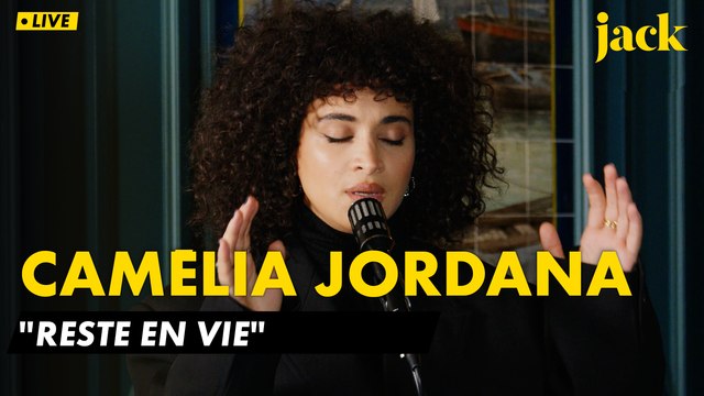 Camélia Jordana chante Reste en vie a capella dans la salle secrète de l’Olympia