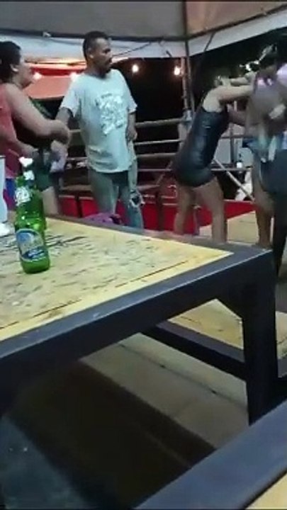 Mujeres protagonizan pelea al calor de los tragos.