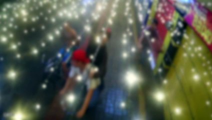 Câmera registra jovens vandalizando decoração no camelô da Avenida Carlos Gomes