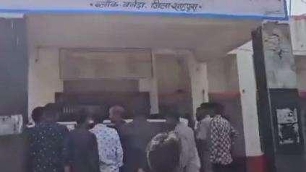 भीलवाड़ा: डॉक्टर्स की लापरवाही!, अस्पताल के बाहर हुई महिला की डिलीवरी और फिर...