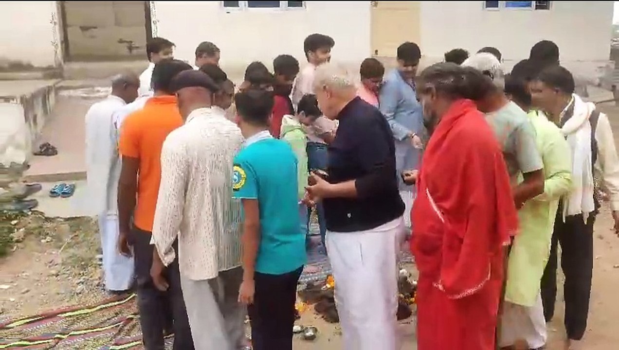 21 फीट लंबी गोवर्धन प्रतिमा की पूजा करने उमड़े...