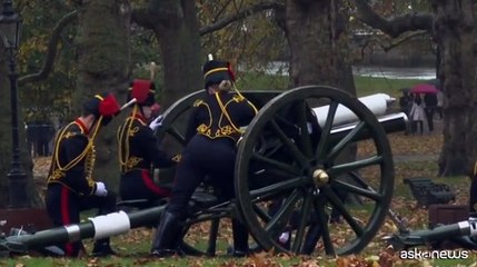 Скачать видео: A Londra 41 colpi di cannone per il compleanno di Carlo III