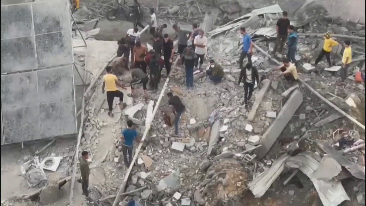 فلسطينيون يبحثون عن الجثث تحت الأنقاض في #مخيم_جباليا #غزة #العربية