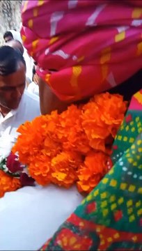 प्रचार के दौरान विरोध, युवक बोला- फोन करने पर बात नहीं सुनते, फॉर्च्यूनर में बैठकर निकल जाते हैं