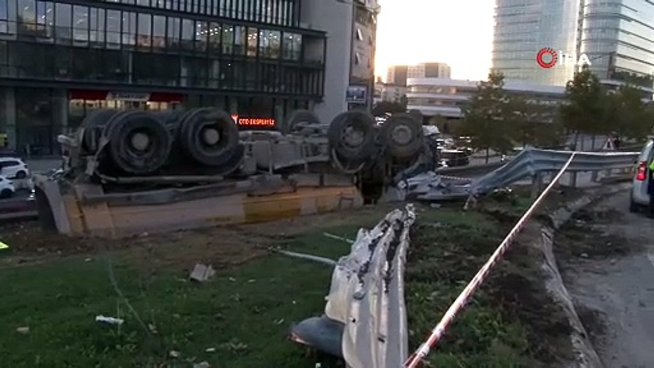 Pendik’te hafriyat kamyonu bariyerleri aşıp yola devrildi