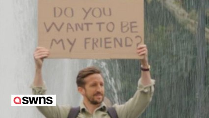 Brit made friends in New York by holding "Do You Want To Be My Friend?” sign