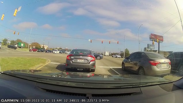 SUV Ignores Red Light
