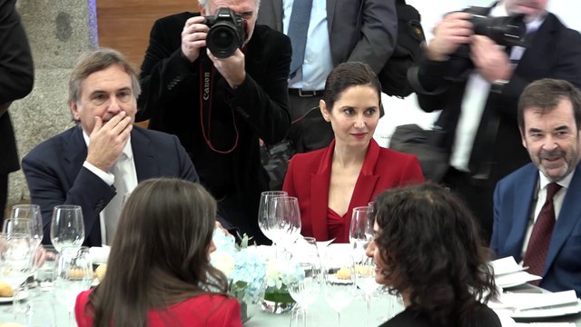 La Reina Letizia, encantada y cómplice con sus compañeros periodistas