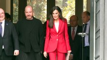 La Reina Letizia aparece con un vibrante look 'work' rojo