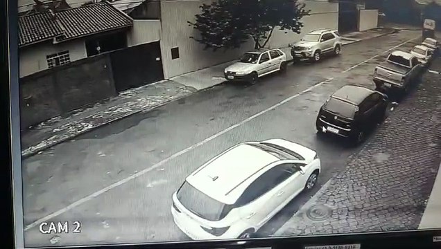 Câmeras flagram furto de moto em Apucarana; polícia procura autores