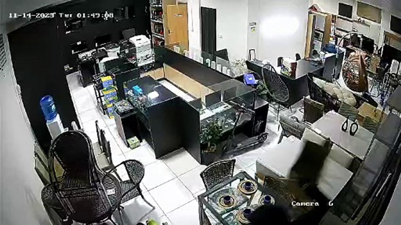 Câmera flagra ladrões furtando eletrônicos de estabelecimento em Mariluz