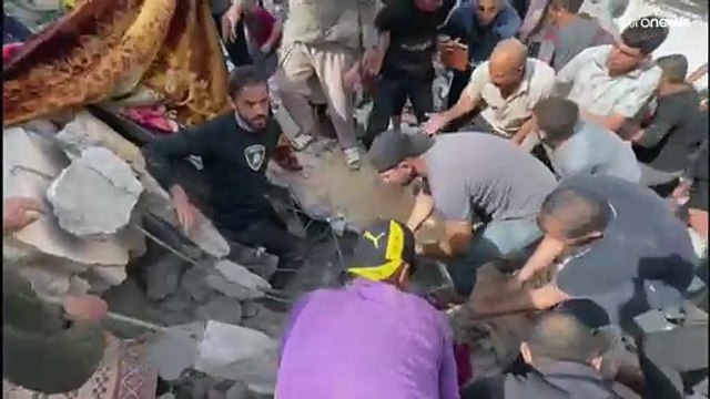 شاهد: في جباليا.. فلسطينيون يبحثون بين الركام عن ناجين بعد قصف إسرائيلي