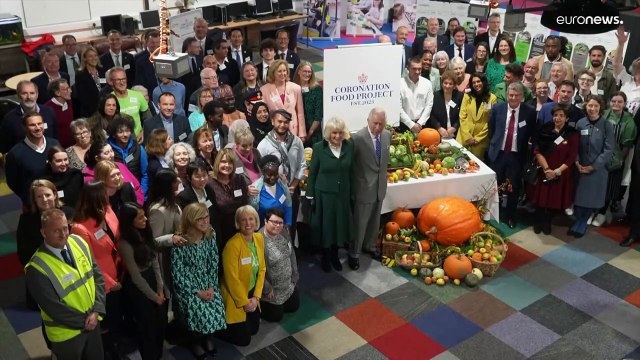 شاهد: الملك تشارلز الثالث يحتفل بعيد ميلاده الخامس والسبعين في مركز لتوزيع المساعدات الغذائية