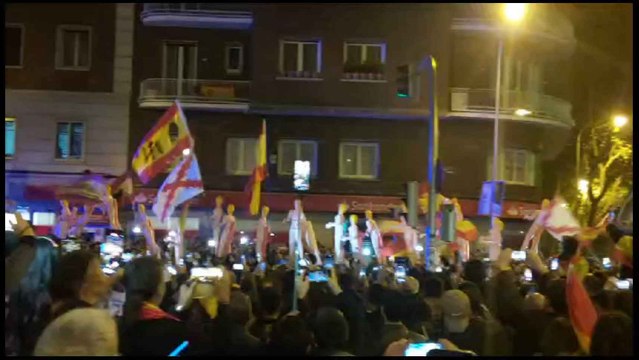 Muñecas hinchables en procesión a la primera fila