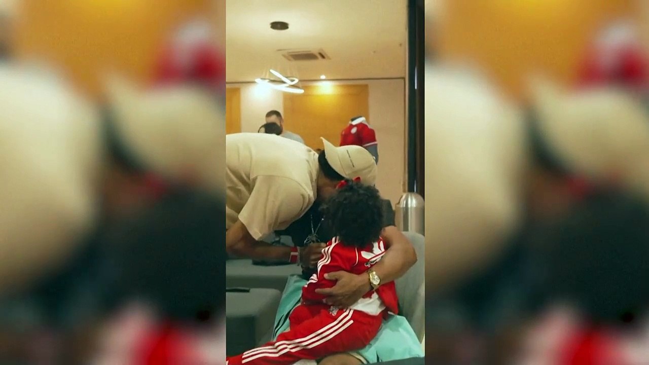 Emoção em família: Luis Díaz reencontra pai na Colômbia após sequestro